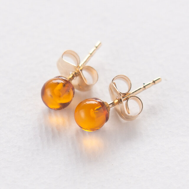 琥珀のシンプルひとつぶピアス | iichi 日々の暮らしを心地よくする