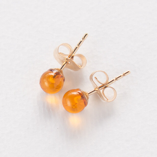 琥珀のシンプルひとつぶピアス | iichi 日々の暮らしを心地よくする