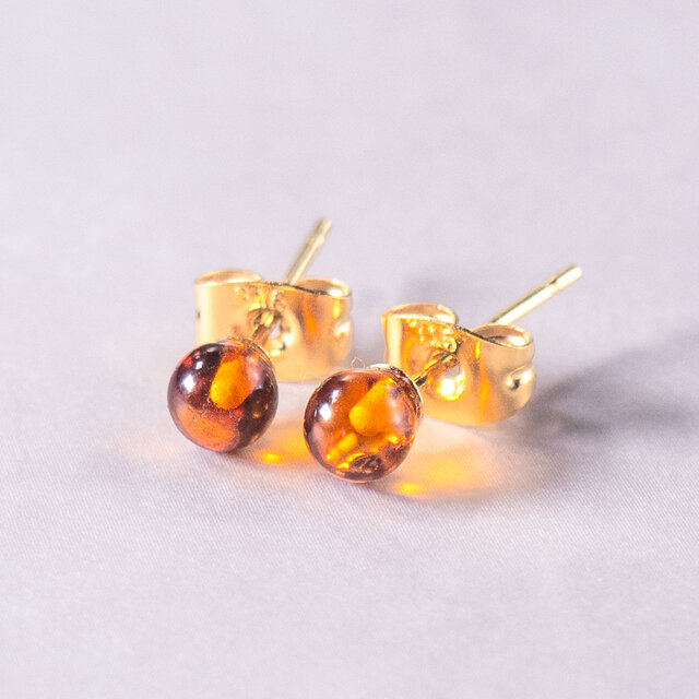 琥珀のシンプルひとつぶピアス｜小粒・4mm・サージカルステンレス