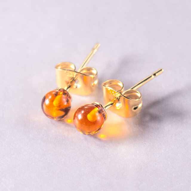 琥珀のシンプルひとつぶピアス｜小粒・4mm・サージカルステンレス