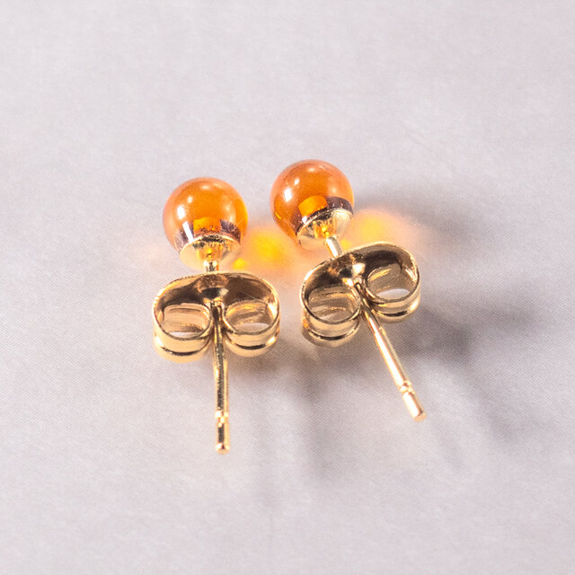 琥珀のシンプルひとつぶピアス｜小粒・4mm・サージカルステンレス