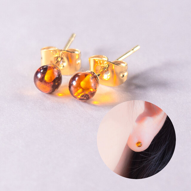 琥珀のシンプルひとつぶピアス｜小粒・4mm・サージカルステンレス
