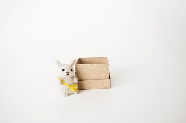 <約3㎝シリーズ>うさぎのSally(yellowポシェット)の画像1枚目