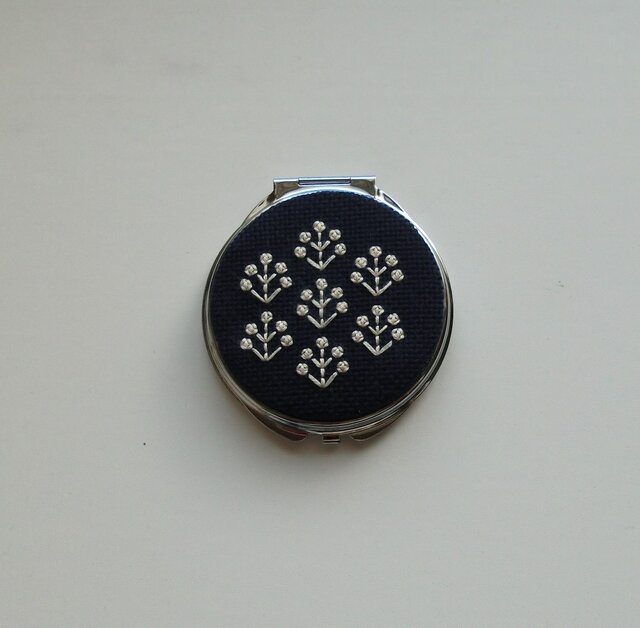 【再販】フラワー刺繍のコンパクトミラー(ネイビー・フラワー)の画像1枚目