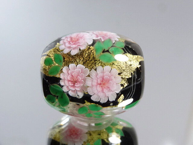 牡丹のとんぼ玉(ガラス玉)金箔入りの画像1枚目