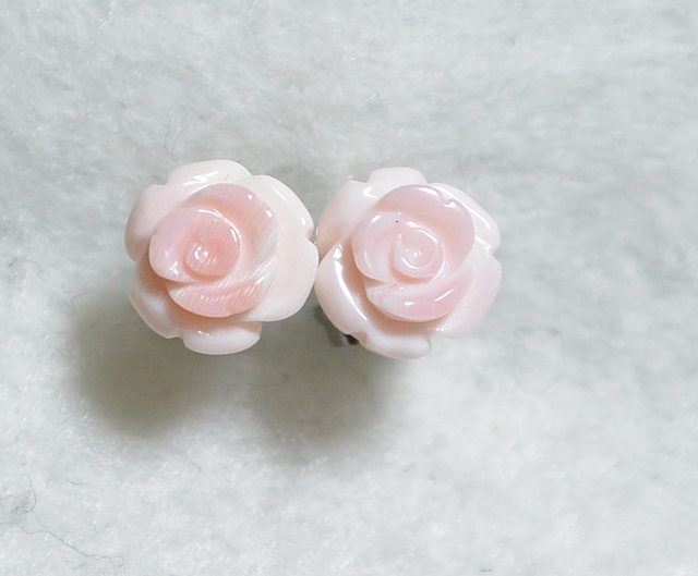 クイーンコンクシェルの薔薇ピアス(8mm・チタンポスト)の画像1枚目