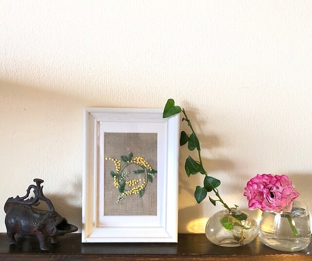 手刺繍 壁飾り ミモザの画像1枚目