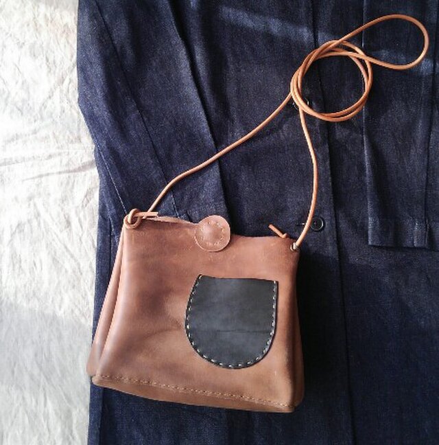 オイルレザー　大人の虫かごショルダー　モカブラウン