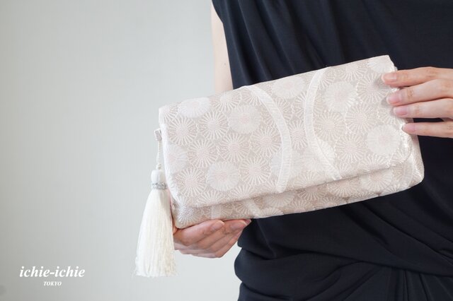 結婚式やパーティー、日常使いにも。2way帯クラッチバッグ& ハンドバック 絹帯 リメイク 桜色 シルバーの画像1枚目