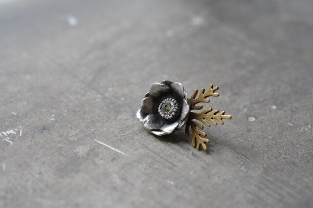 anemone pin brooch/peridotの画像1枚目