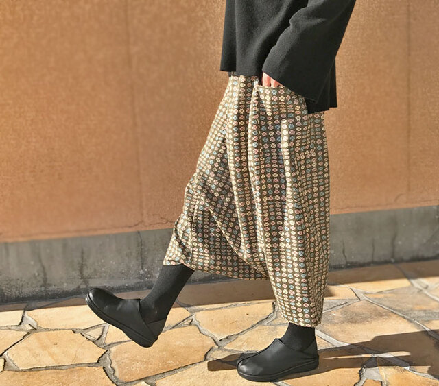 着物リメイク、シルク小花プリントロングサルエルパンツ、フリーサイズの画像1枚目