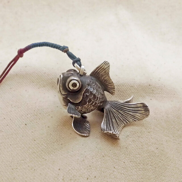 銀製の鈴(卓上用)『出目金魚』(シルバー925) 縁起物・お守り・魔除け