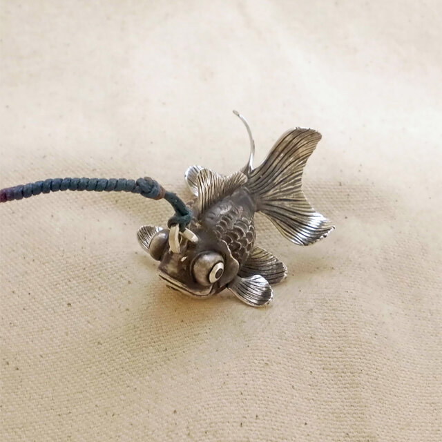 銀製の鈴(卓上用)『出目金魚』(シルバー925) 縁起物・お守り・魔除け