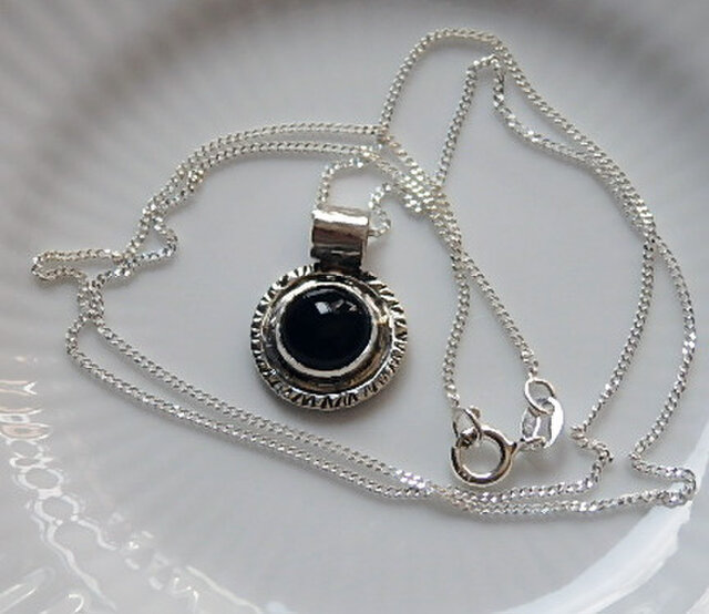 Black Onyx 彫金プチペンダントの画像1枚目