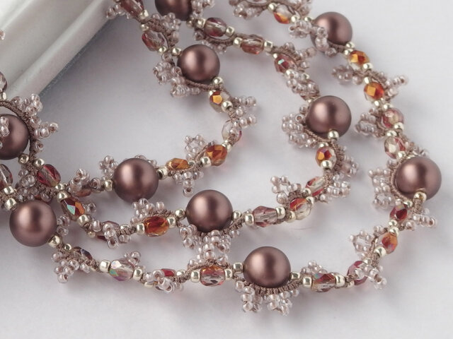 SCAPA ハンドメイド　ベルギー製　ビーズネックレス　ブラウン ビーズを編み込んだロングネックレス ベルベットブラウン(La-01