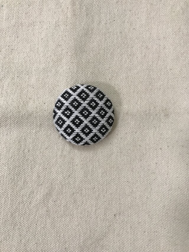 こぎん刺しのブローチ〈花この裏もよう〉3.8cmの画像1枚目