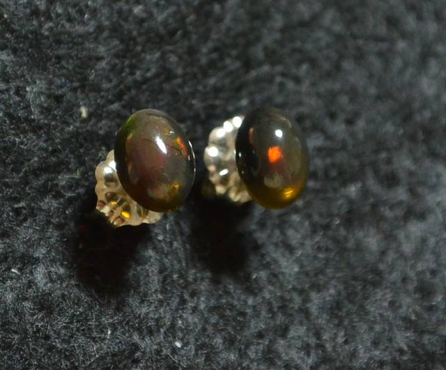 (1点もの)ブラックオパールのスタッドピアス(7×5mm・チタンポスト)の画像1枚目