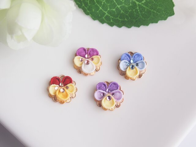 ビオラのピアス *つまみ細工*の画像1枚目