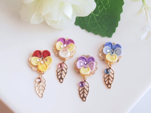 ビオラとリーフのピアス （ つまみ細工＊受注制作 ） | iichi 日々の