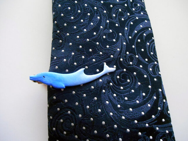 アートネクタイピン イルカ | iichi 日々の暮らしを心地よくする