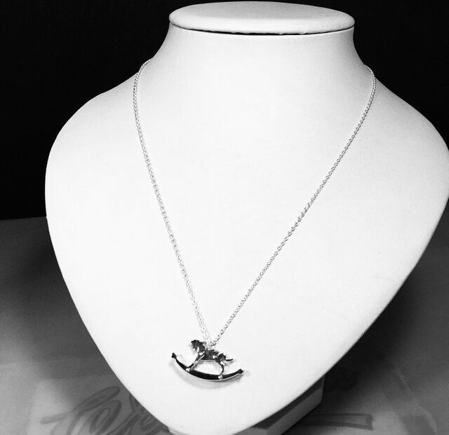 Wooden Horse Pendant Silber 銀の木馬ペンダント | iichi 日々の