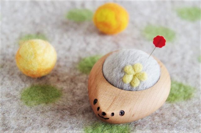 ハリネズミの羊毛ピンクッション【針山】お花 黄色の画像1枚目