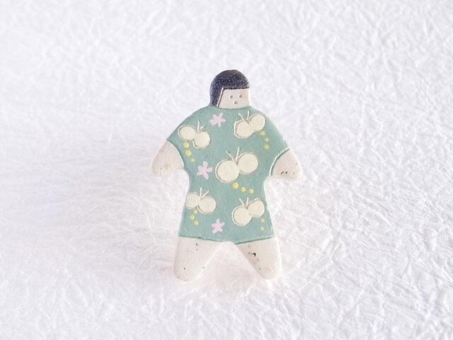 オヨヨちゃんブローチ(ちょうちょを追いかけて)【受注制作】の画像1枚目