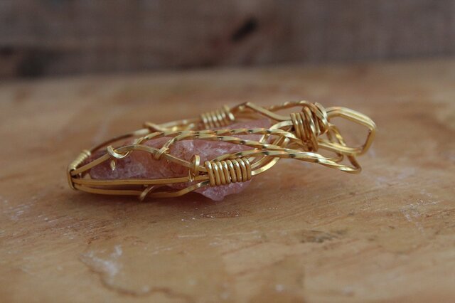 サチャロカローズアゼツライト 愛と平和のエネルギーを持つ高