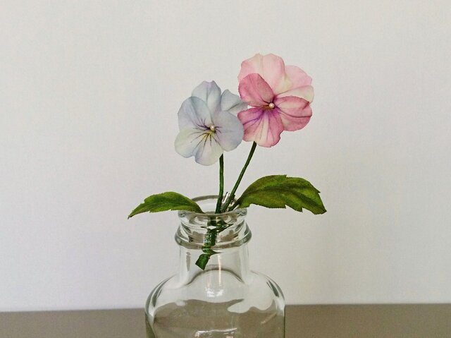2輪のビオラ 布花ブローチ【水色ピンク】コサージュ | iichi 日々の 