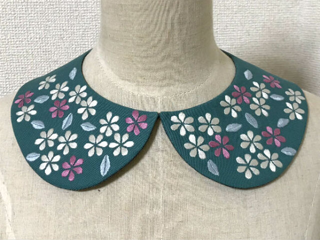 手刺繍つけ襟(花々2)の画像1枚目