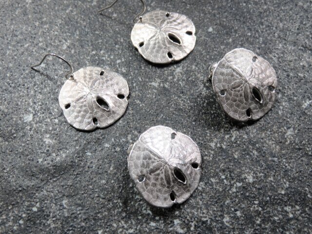 Keyhole Sand Dollar Pirce "海からの贈り物 スカシカシパンのピアス”の画像1枚目