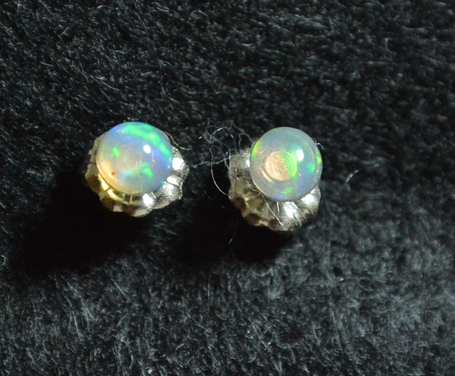 (1点もの)プレシャスオパールのスタッドピアス(4mm・チタンポスト)の画像1枚目
