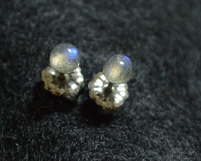 (1点もの)小粒ラブラドライトのスタッドピアス(4mm・チタンポスト)の画像1枚目