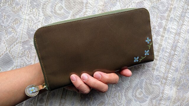 刺繍革財布『hana*hana』ラウンドファスナー型(ヤギ革)Olive×水色の画像1枚目
