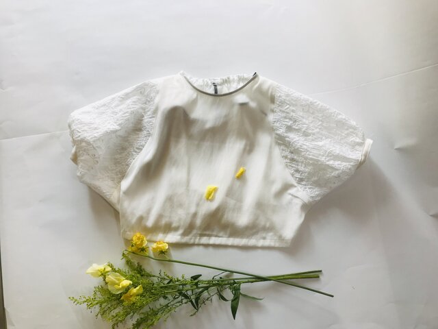 KIDS80-90 後ろ姿も可愛い 花柄刺繍のドルマンプルオーバー 白の画像1枚目