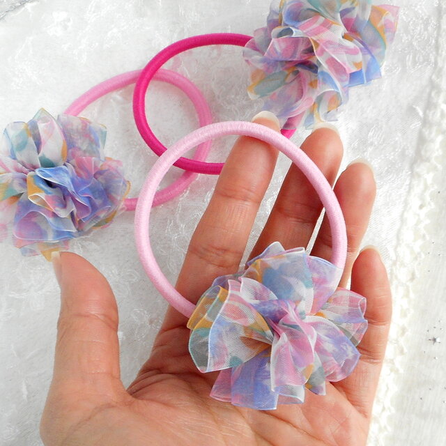 春色ピンク＆ブルーの透ける花柄リボンの華やかポンポンのキッズ