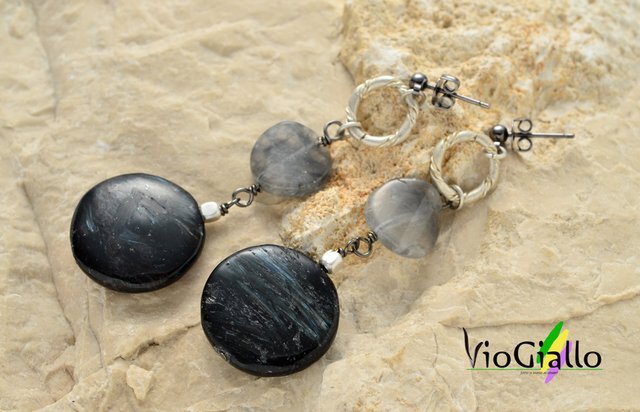 ブラックラブラドライト(コイン)とグレークォーツ(ツイストコイン)の三