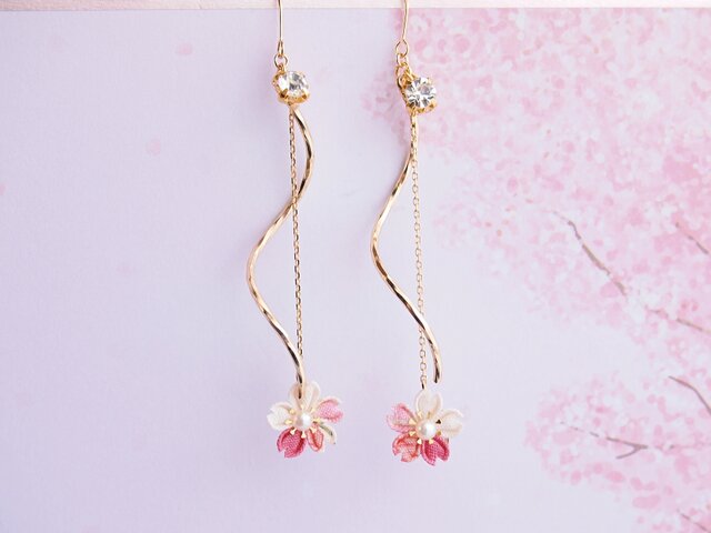 桜ひとひらイヤリング *つまみ細工*の画像1枚目