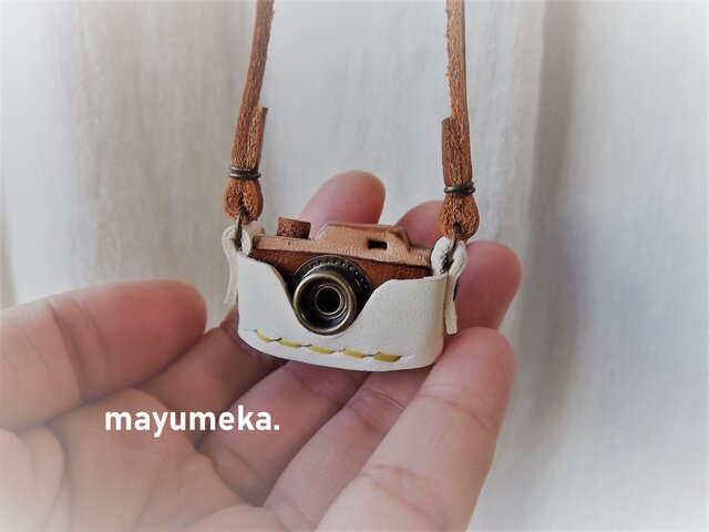革のミニカメラネックレス・白×茶色 iichi ハンドメイド・アンティーク・食品・ギフト・手作り