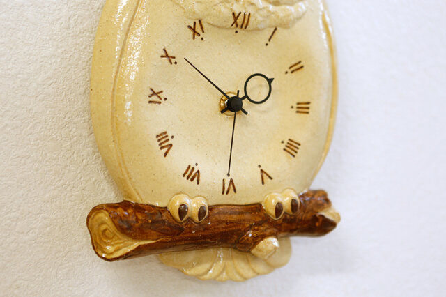 美濃焼 愛嬌のある陶器のふくろうの掛け時計 陶器のインテリア時計