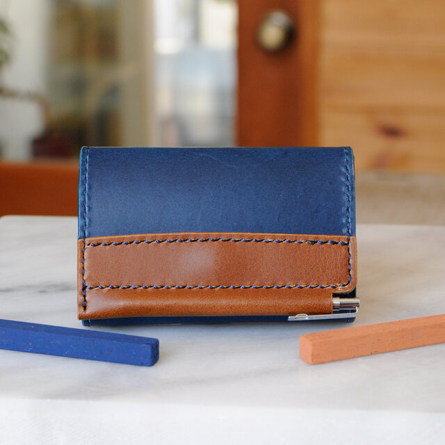 スタンダードな名刺入れ　ペン付きタイプ