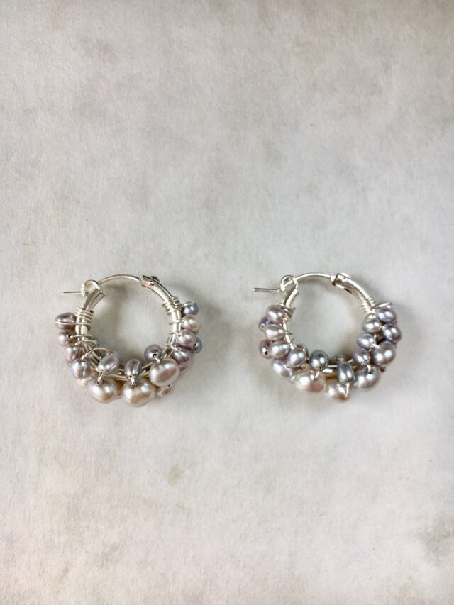 ライトグレー淡水パールのフープピアス バロックパール silver925の画像1枚目