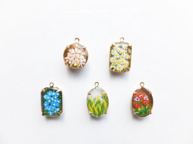 【原画】春のお花のネックレスの画像1枚目