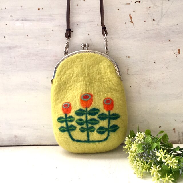 羊毛刺繍のフェルトスマホポシェット（銀杏）