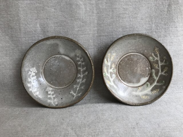 粉引きの小皿(ミモザ柄とぺんぺん草柄)の画像1枚目