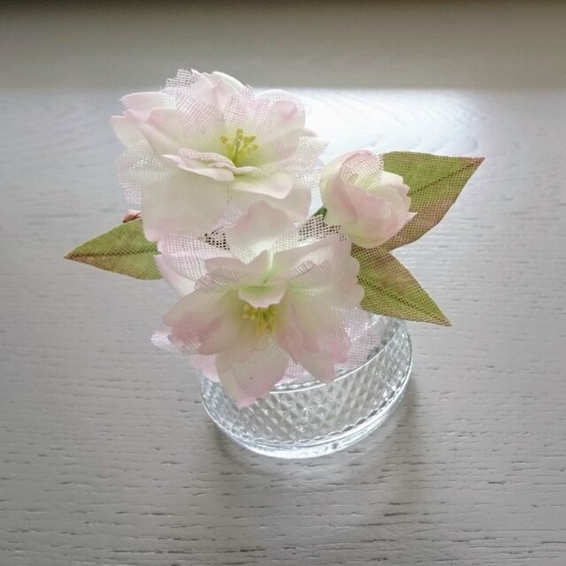 八重桜の布花コサージュ【白】ブローチ サクラ | iichi 日々の暮らしを 