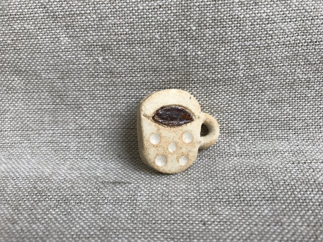 ベージュ色コーヒーカップのブローチ(丸しのぎ柄)の画像1枚目