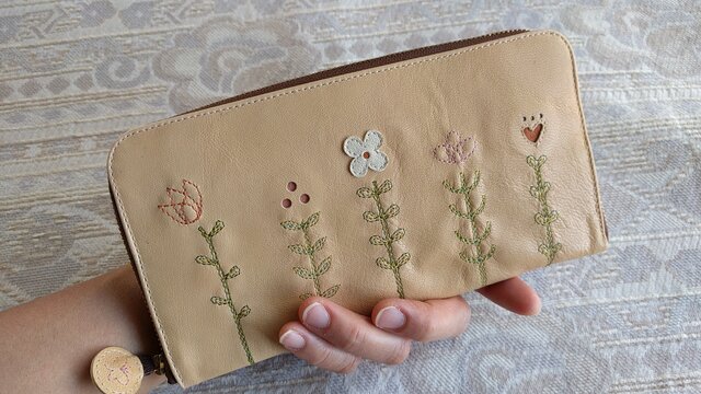 刺繍革財布『LIFE』オレンジクリーム(ヤギ革)ラウンドファスナー型の画像1枚目
