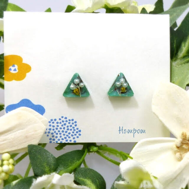 19p006・パールのお花の三角１粒ピアス ホムポム