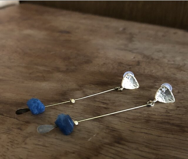 blue apatite*pierceの画像1枚目